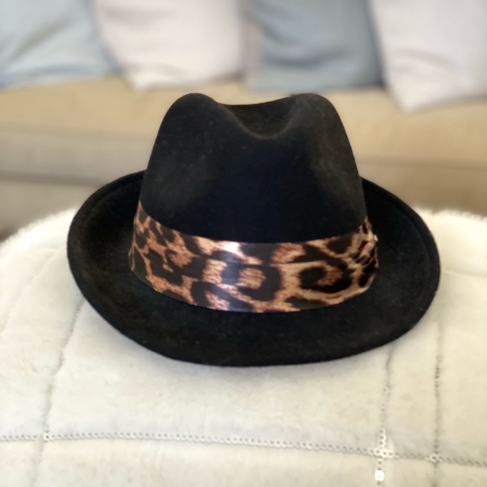 Express wool hat with leopard trim